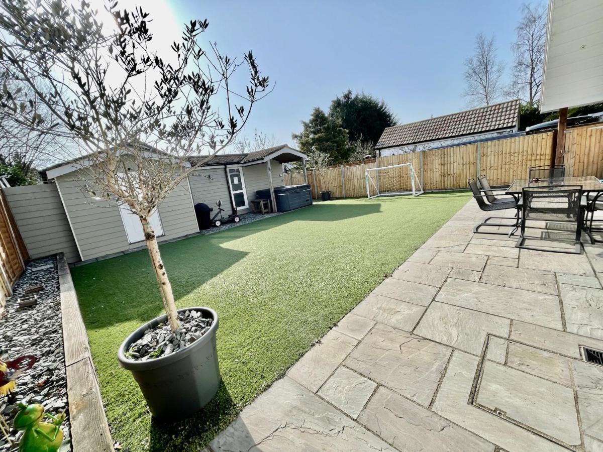 Four Corners Holiday Home Hot Tub & Sauna Ferndown Dış mekan fotoğraf