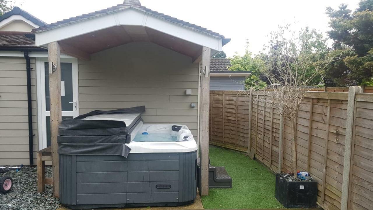 Four Corners Holiday Home Hot Tub & Sauna Ferndown Dış mekan fotoğraf